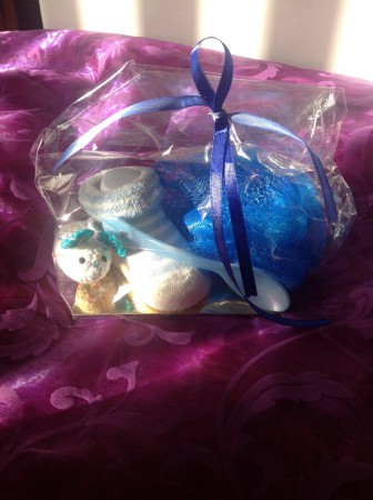 paar sokjes ,lepeltje en gehaakte muis in blauw